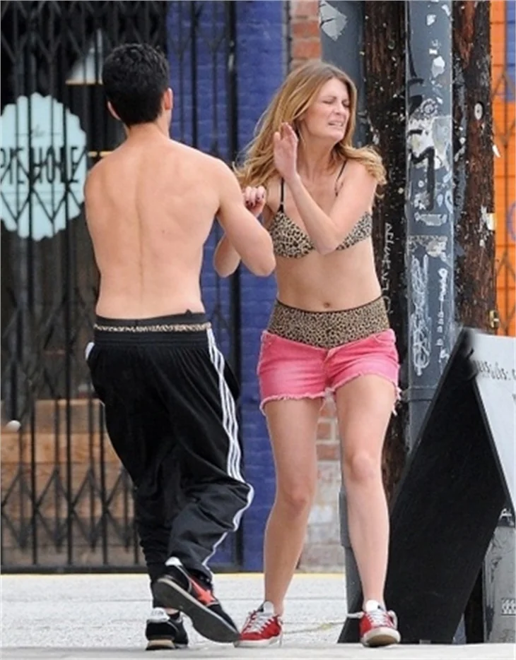 Mischa Barton sokakta yarı çıplak