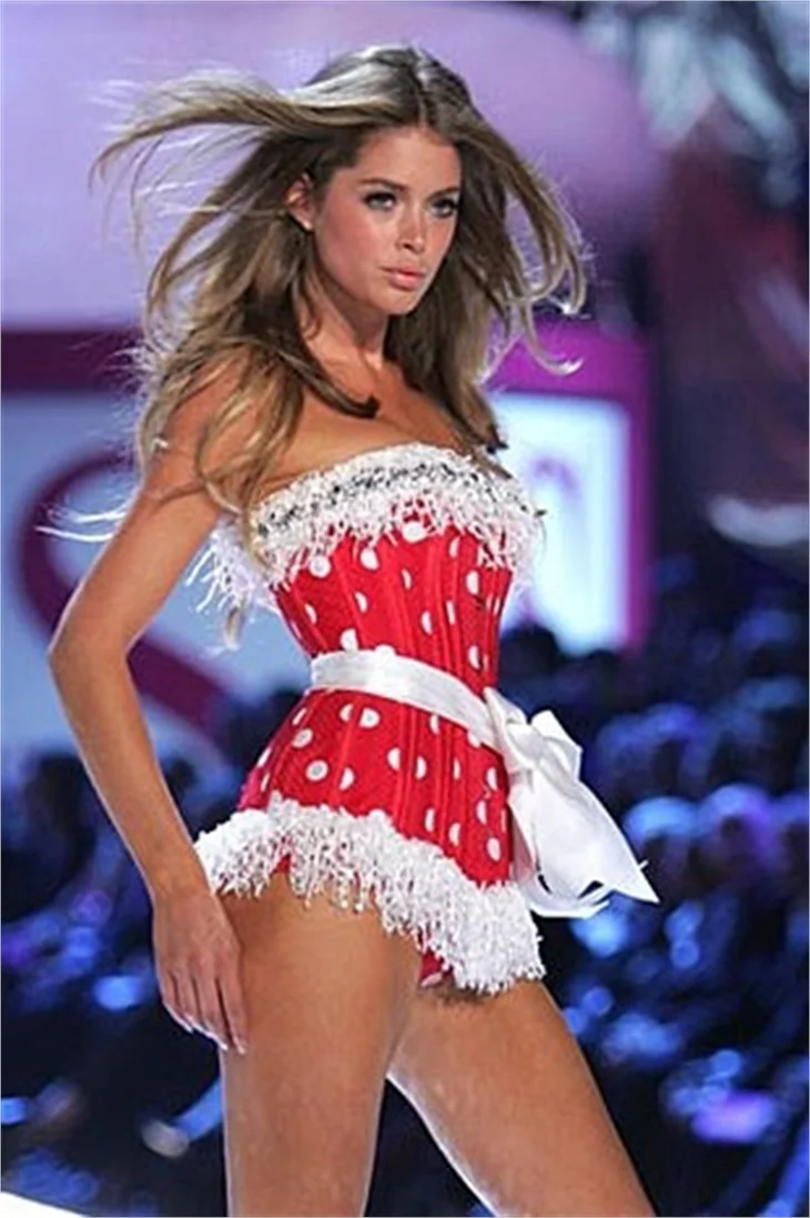 Doutzen Kroes katalog çekimleri için kameralar karşısında