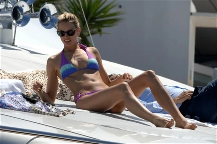 Ünlülerin bikini halleri…