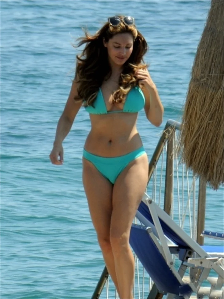 Kelly Brook'un seksi İtalya tatili