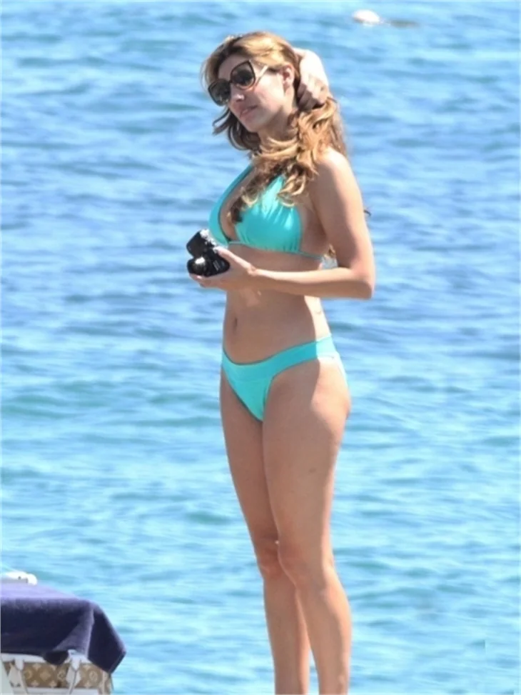 Kelly Brook'un seksi İtalya tatili