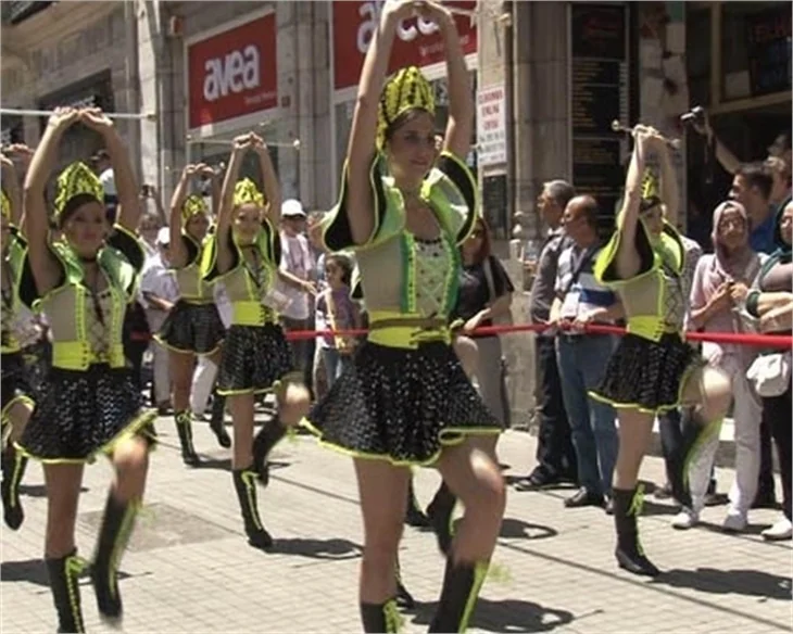 İstiklal Caddesi'nde seksi yürüyüş...