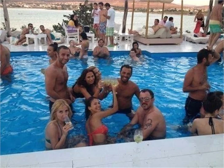Ünlüler havuz partisinde buluştu..
