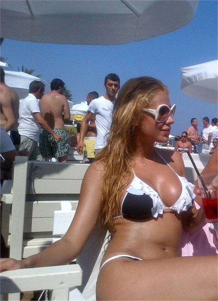 Ciciş kardeşlerin seksi tatil pozları...