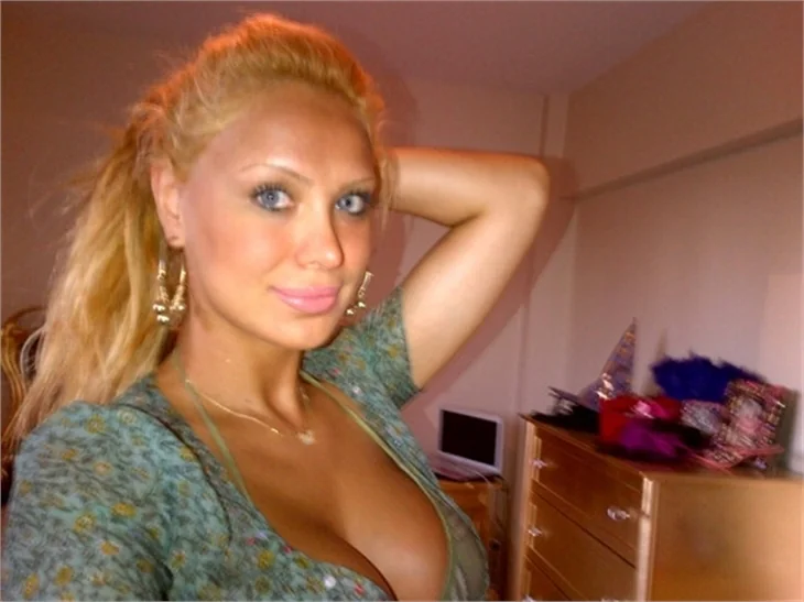 Ciciş kardeşlerin seksi tatil pozları...