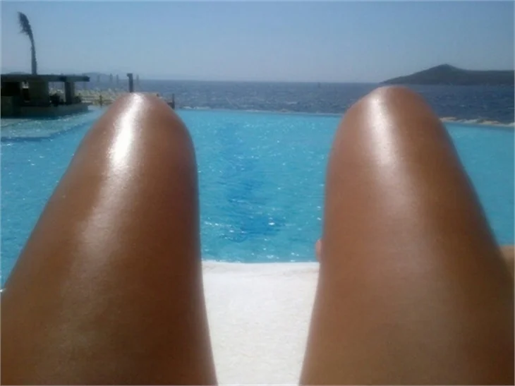 Ciciş kardeşlerin seksi tatil pozları...