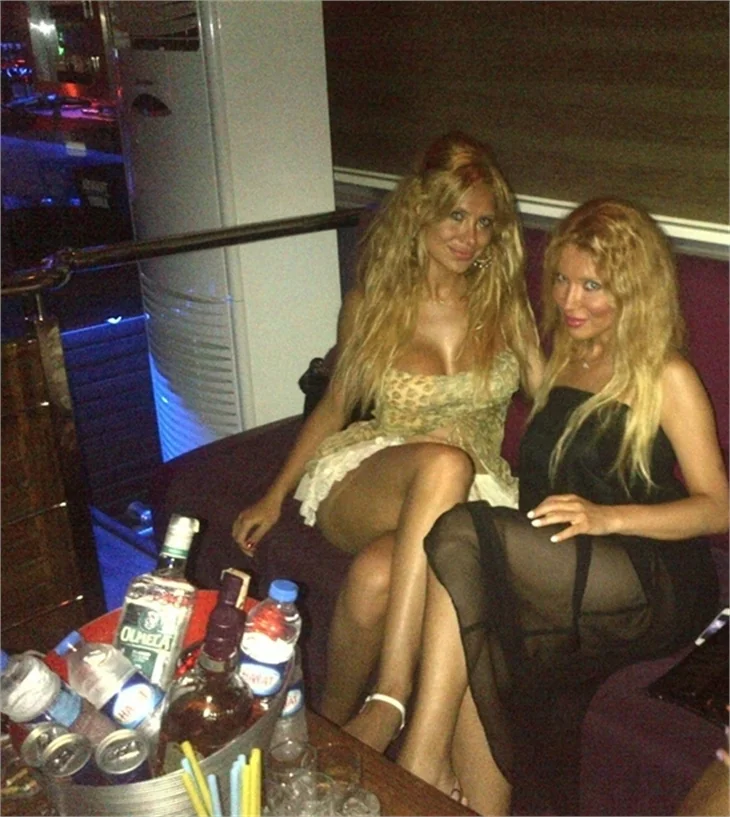 Ciciş kardeşlerin seksi tatil pozları...