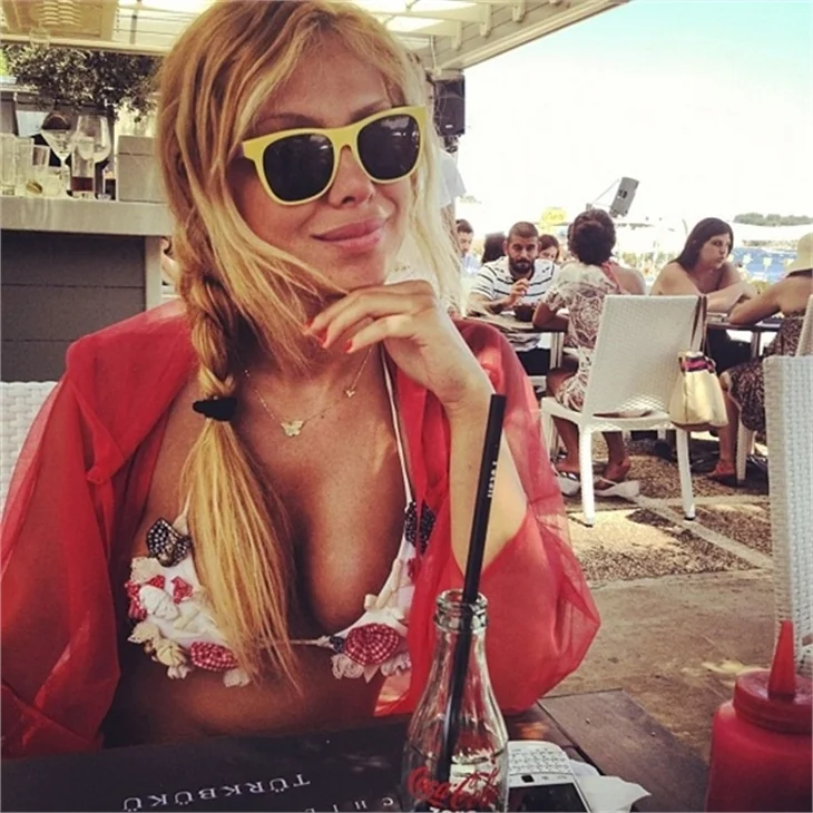 Ciciş kardeşlerin seksi tatil pozları...