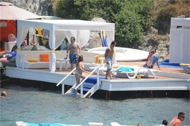 Ceren Bozoğlu, tatil sezonunu Bodrum’da açtı.