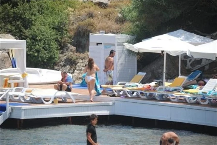 Ceren Bozoğlu, tatil sezonunu Bodrum’da açtı.