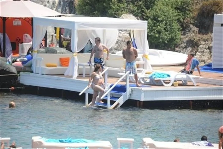Ceren Bozoğlu, tatil sezonunu Bodrum’da açtı.