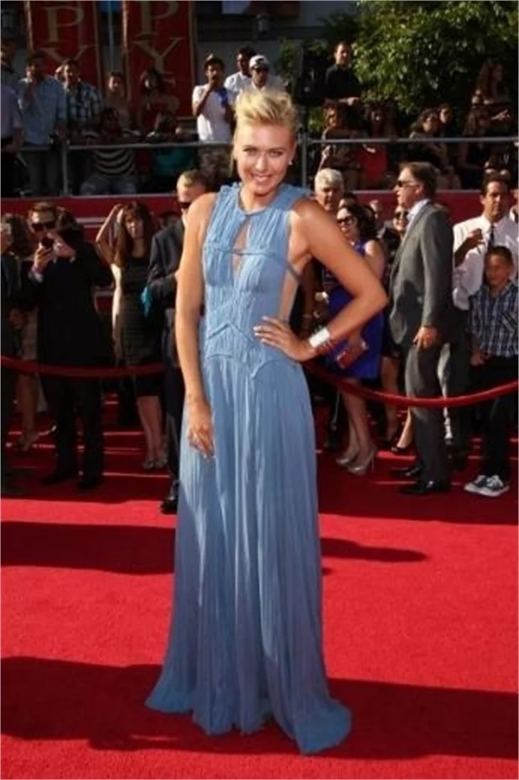 Maria Sharapova seksi kıyafeti ile dikkat çekti!