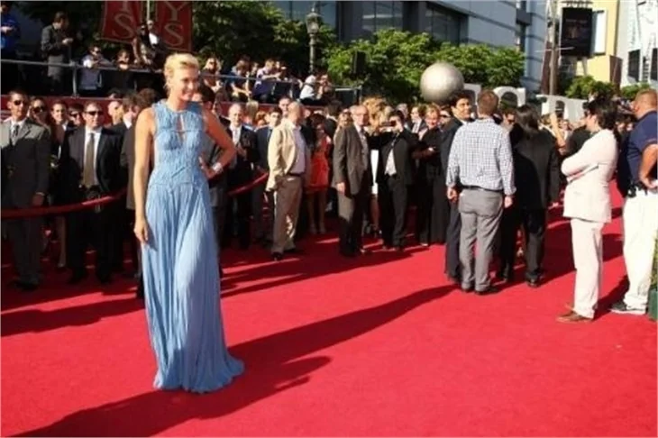 Maria Sharapova seksi kıyafeti ile dikkat çekti!