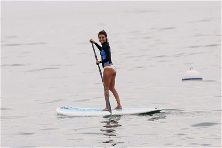 Eva Longoria Malibu’da kürek çekiyor