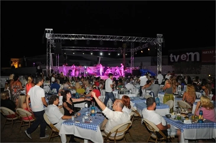 Cenk Eren, Alaçatı’yı salladı..