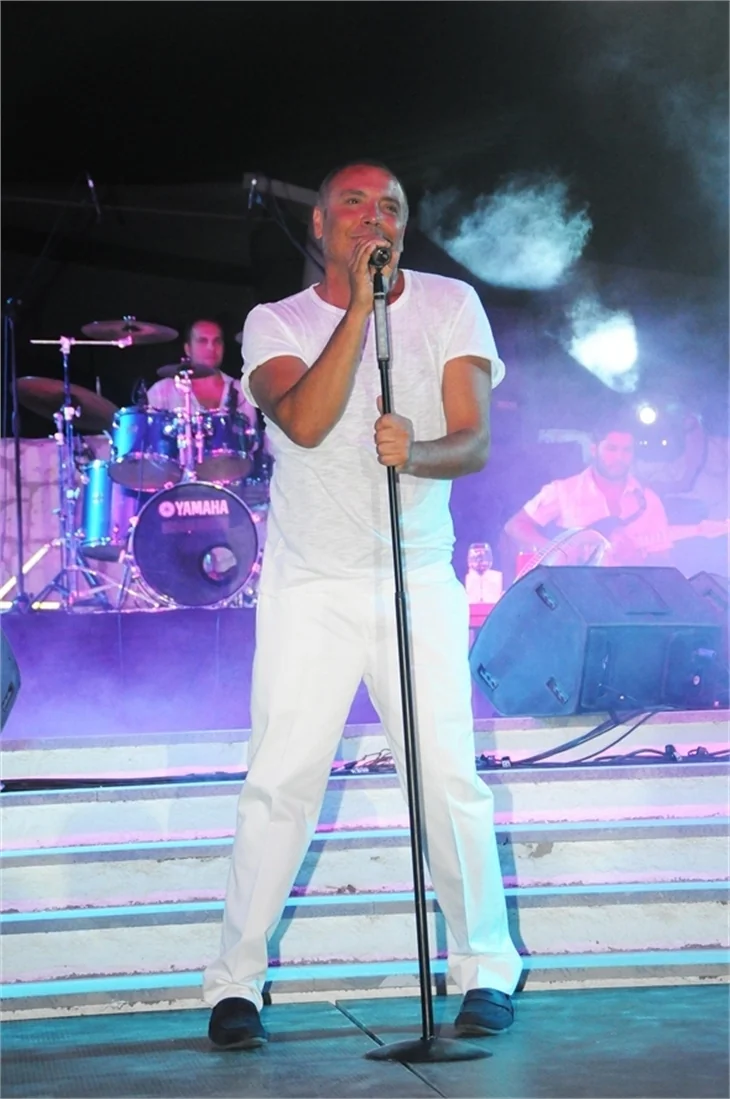 Cenk Eren, Alaçatı’yı salladı..