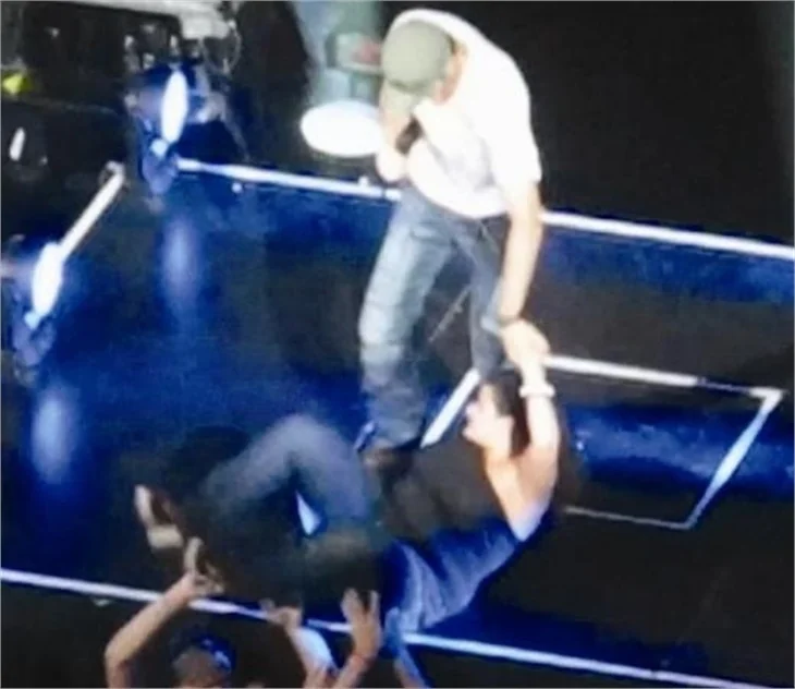 Enrique Iglesias, hayranına zor anlar yaşattı!