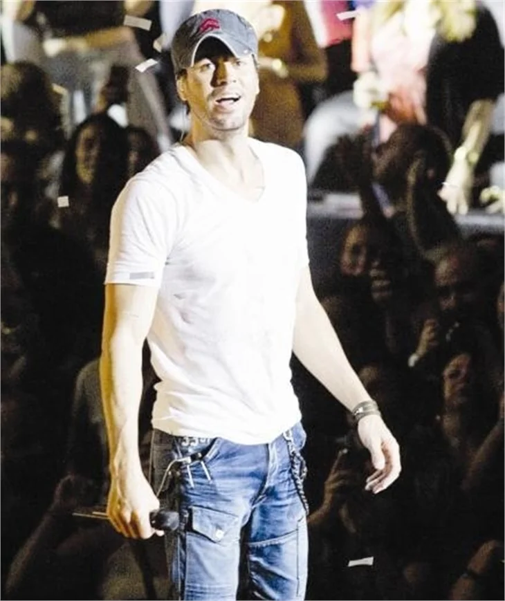Enrique Iglesias, hayranına zor anlar yaşattı!