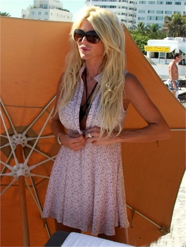 Victoria Silvstedt, tatilin keyfini çıkartıyor