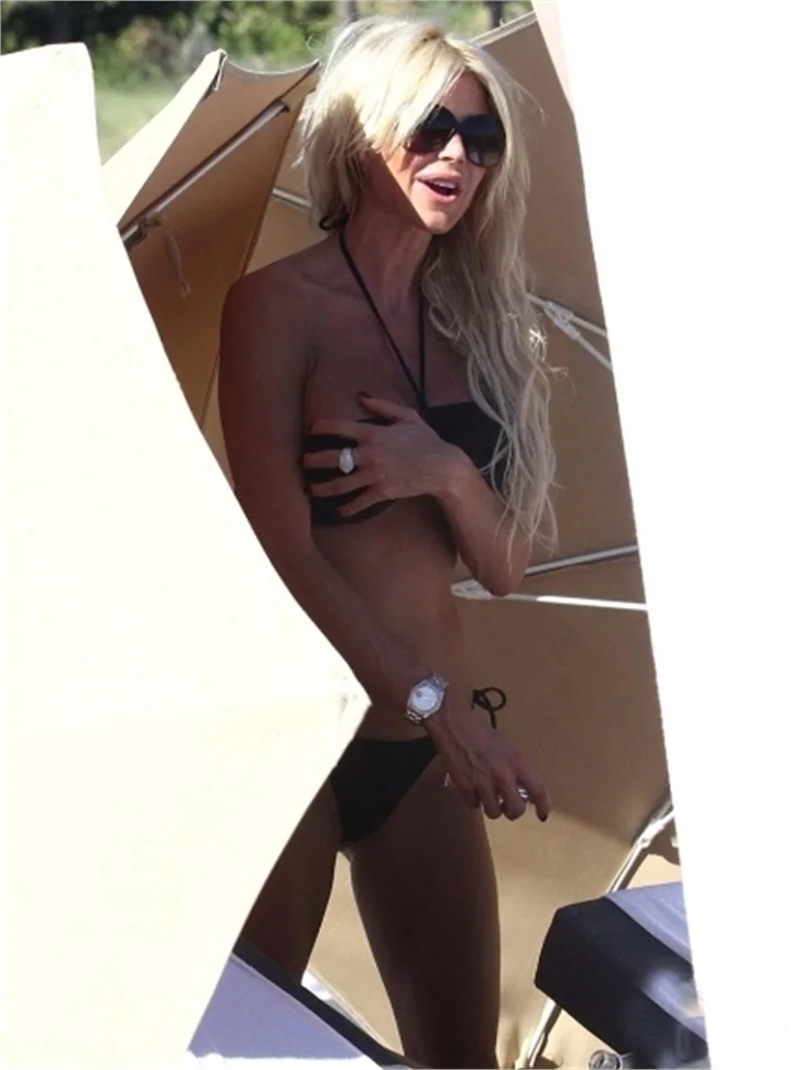 Victoria Silvstedt, tatilin keyfini çıkartıyor