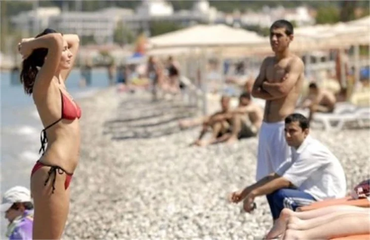 Plajda şov yaptı!
