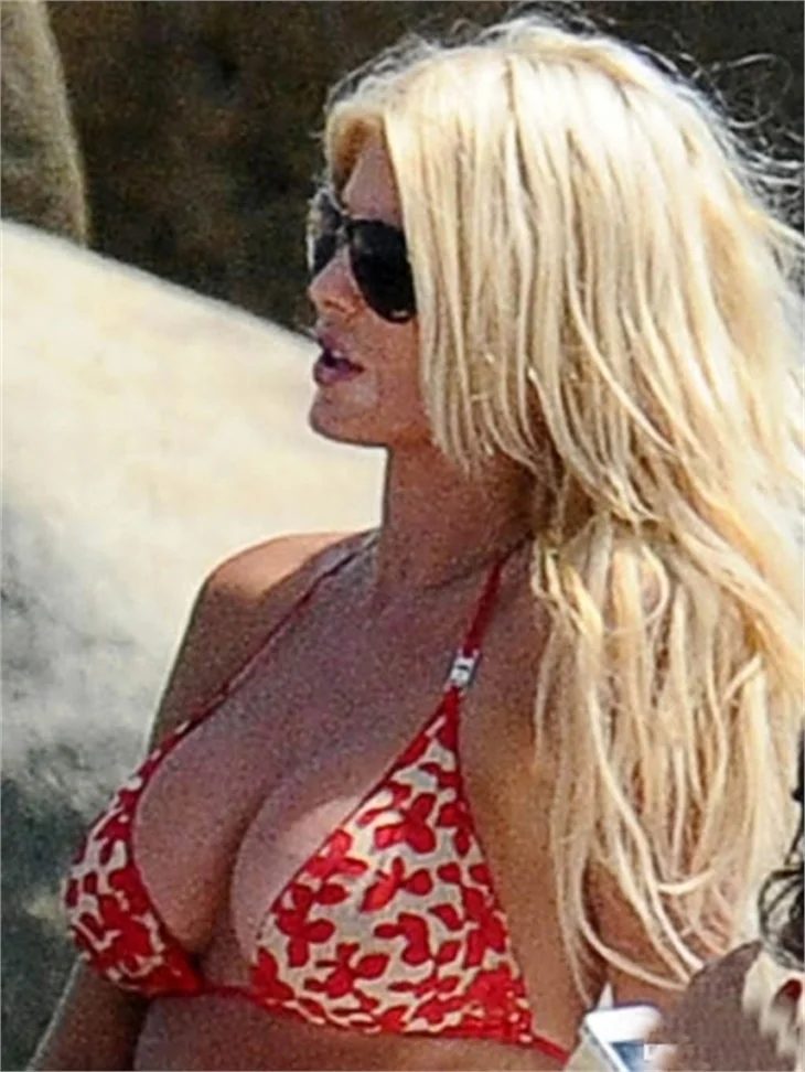 Victoria Silvstedt, Sardunya'da tatil yapıyor