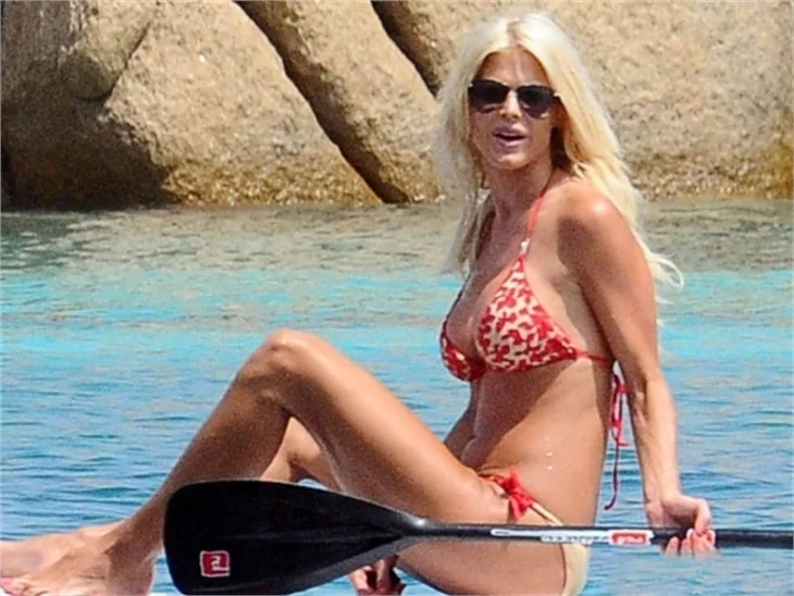 Victoria Silvstedt, Sardunya'da tatil yapıyor