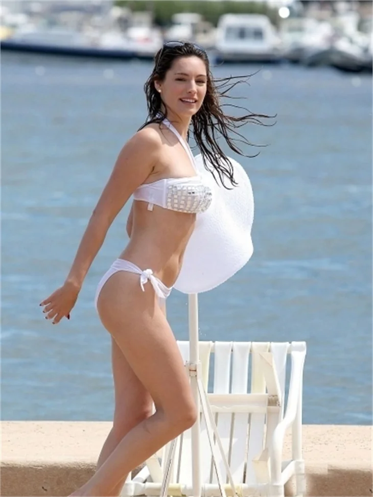 Kelly Brook'tan nefes kesen tatil fotoğrafları!