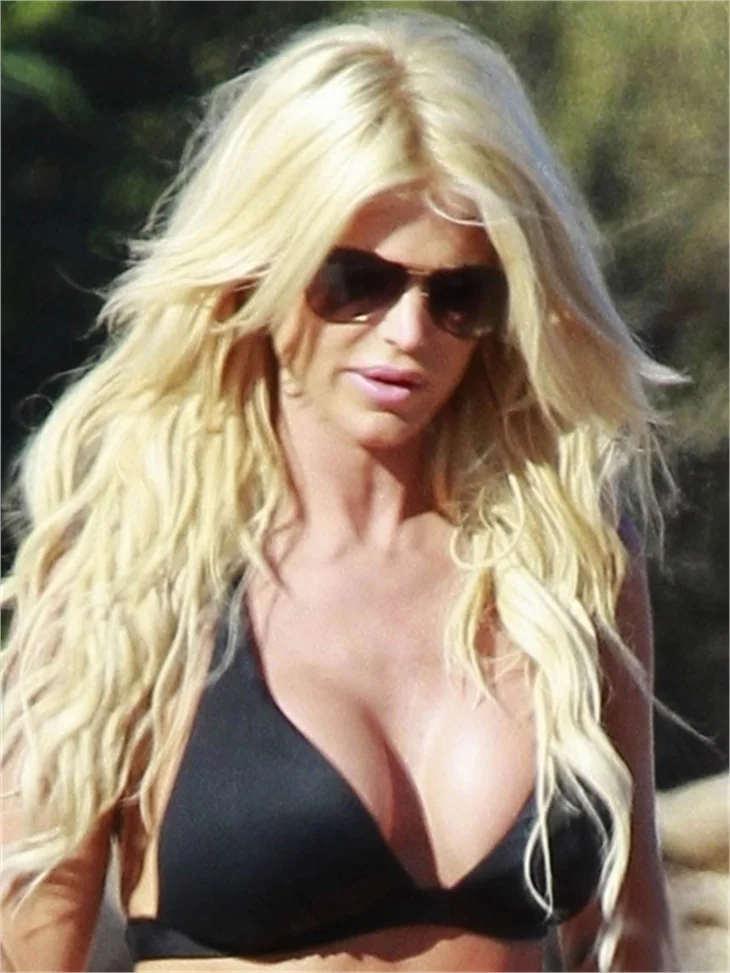 Seksi yıldız Victoria Silvstedt siyahlar içinde!