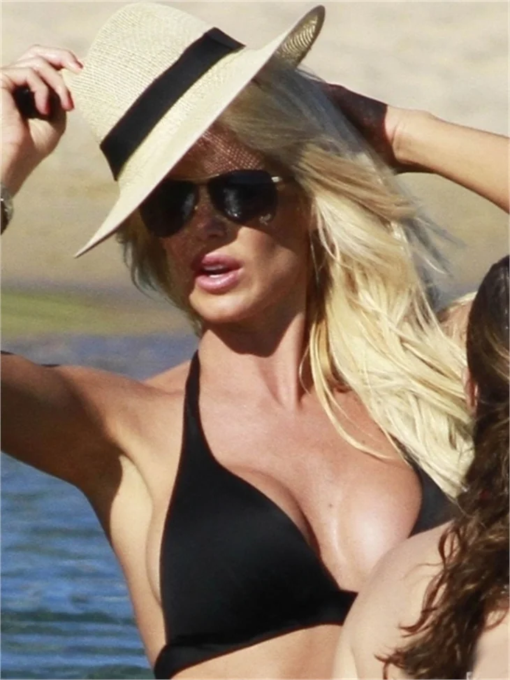 Seksi yıldız Victoria Silvstedt siyahlar içinde!