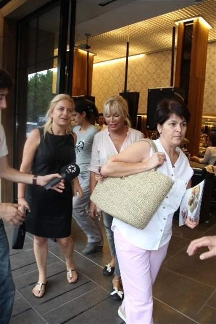 Ajda Pekkan alışverişte...