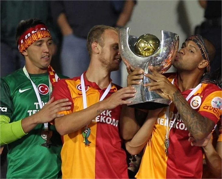 Galatasaray Süper Kupa'yı böyle kaldırdı...
