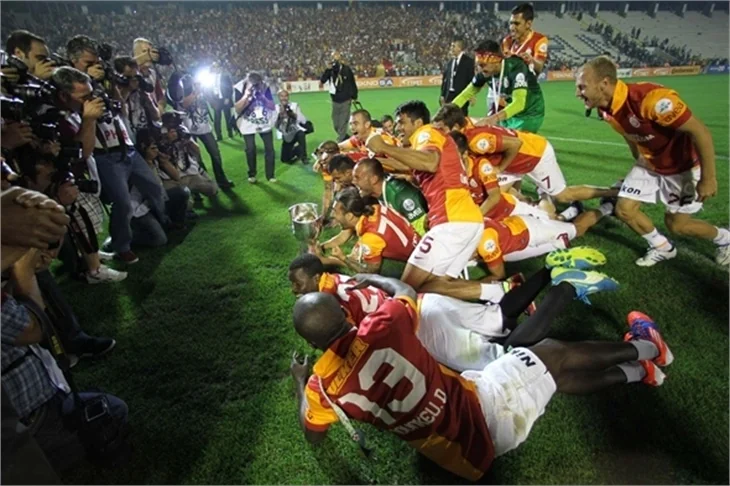 Galatasaray Süper Kupa'yı böyle kaldırdı...