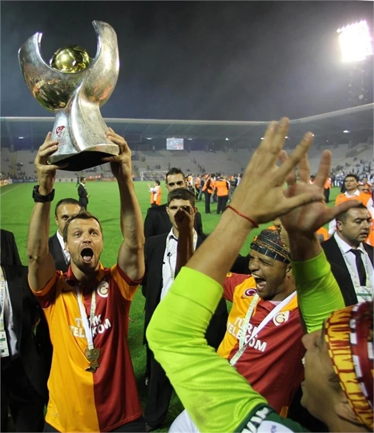 Galatasaray Süper Kupa'yı böyle kaldırdı...