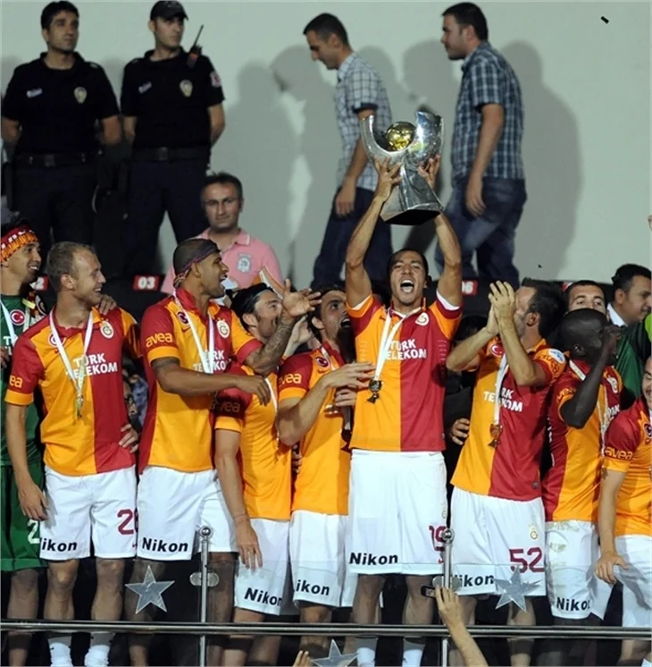 Galatasaray Süper Kupa'yı böyle kaldırdı...