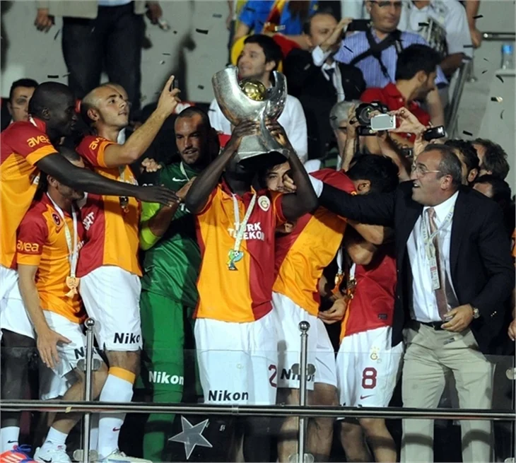 Galatasaray Süper Kupa'yı böyle kaldırdı...