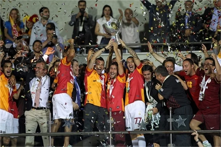 Galatasaray Süper Kupa'yı böyle kaldırdı...