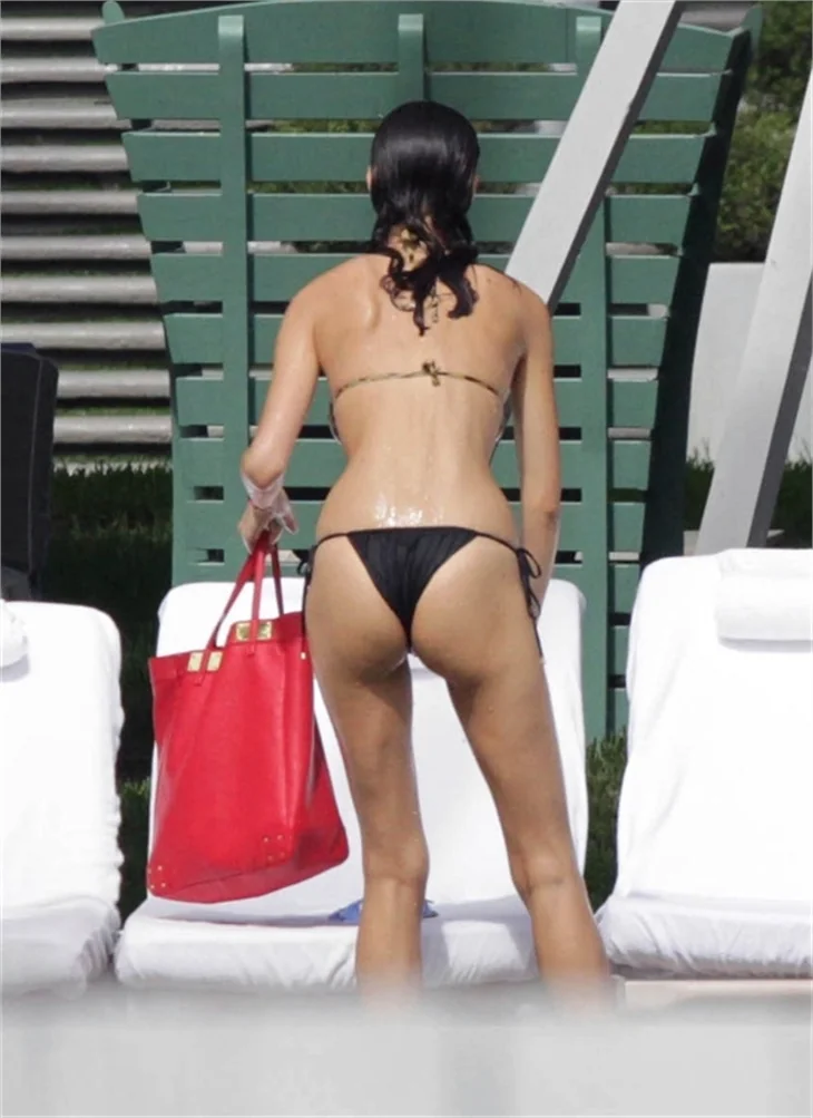 Seksi yıldız Marica Pellegrinelli'nin havuz pozları...