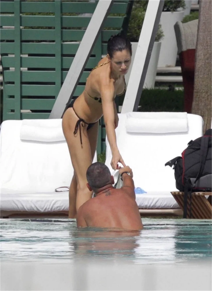 Seksi yıldız Marica Pellegrinelli'nin havuz pozları...