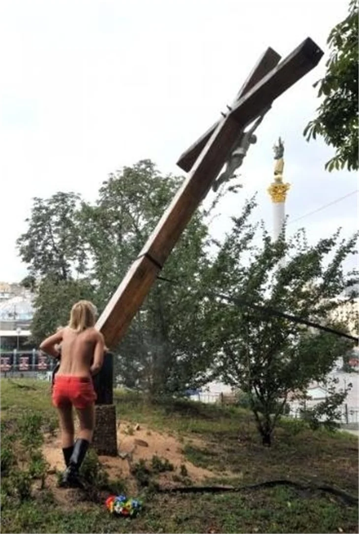 Rusya’nın asi kızları tarihi Haç'ı böyle kesti