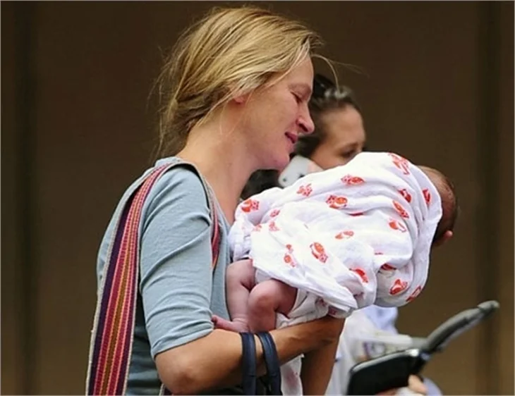 Uma Thurman bebeği ile ilk kez görüntülendi