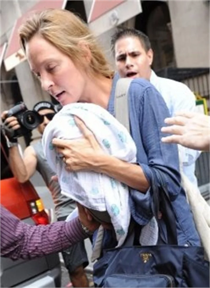 Uma Thurman bebeği ile ilk kez görüntülendi