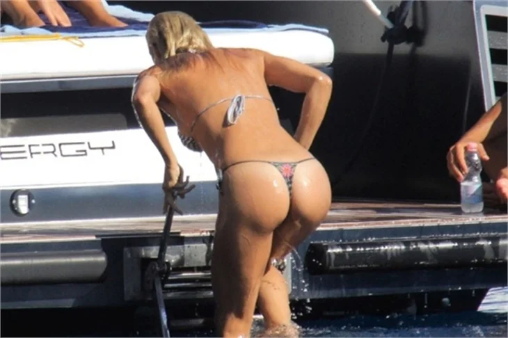 Michelle Hunziker plajda şov yapıyor!