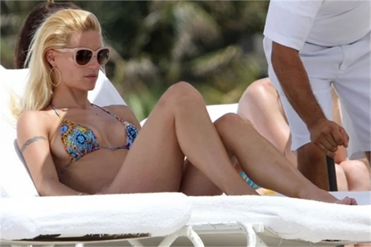 Michelle Hunziker plajda şov yapıyor!