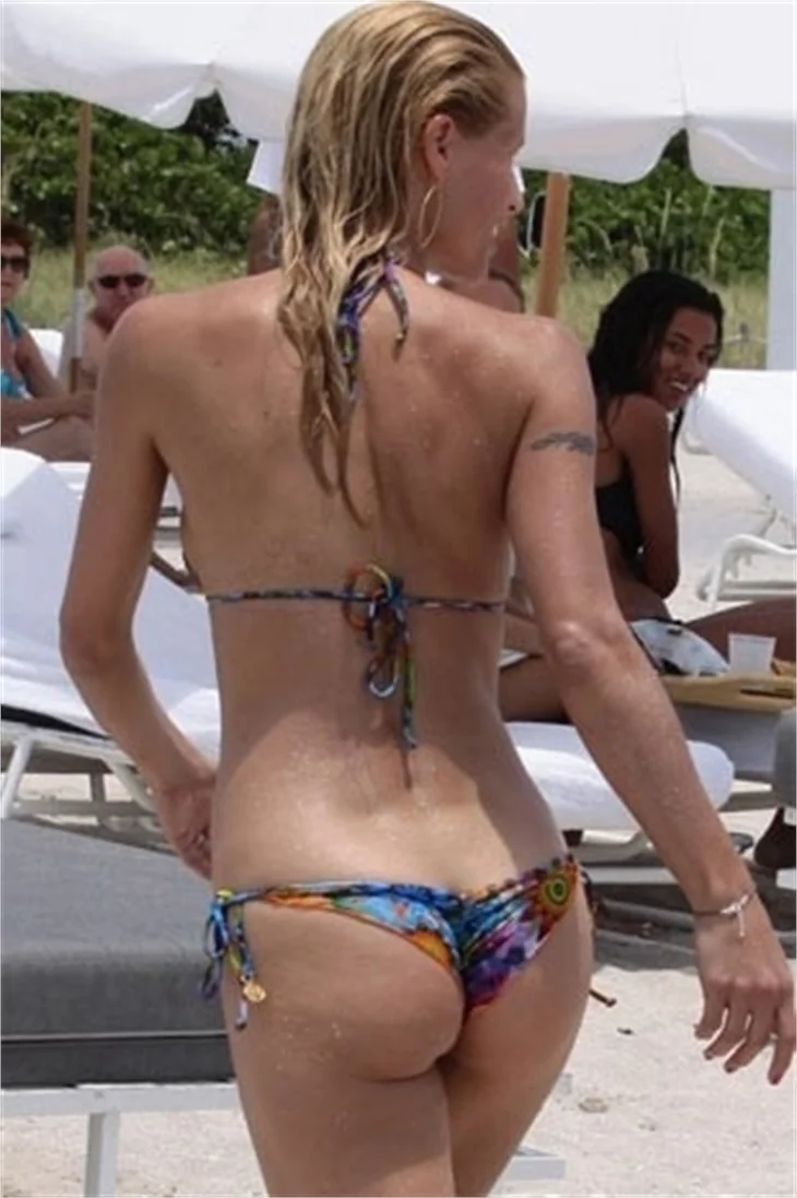 Michelle Hunziker plajda şov yapıyor!