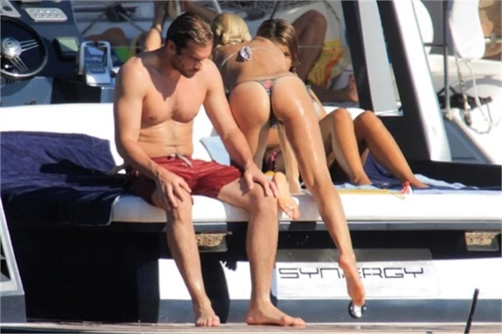 Michelle Hunziker plajda şov yapıyor!