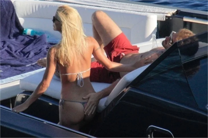 Michelle Hunziker plajda şov yapıyor!