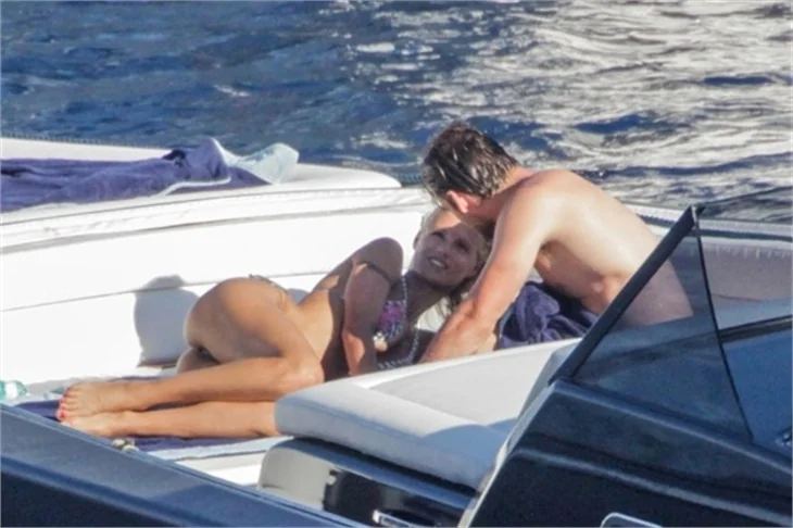 Michelle Hunziker plajda şov yapıyor!