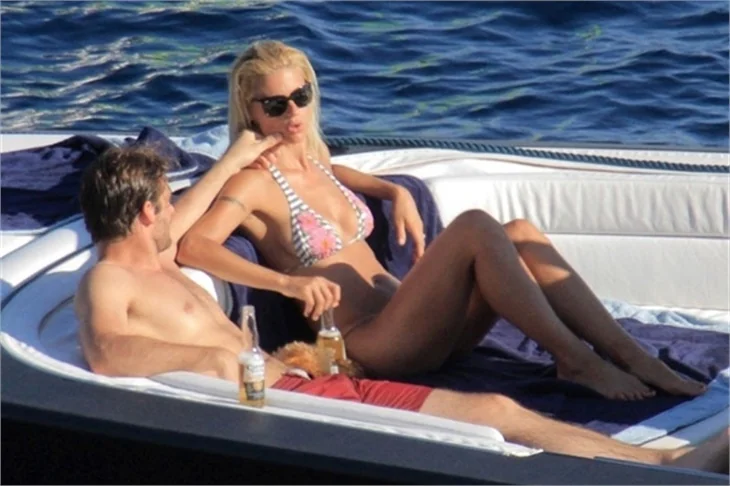 Michelle Hunziker plajda şov yapıyor!