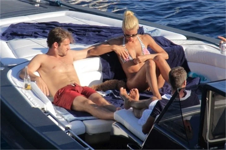 Michelle Hunziker plajda şov yapıyor!